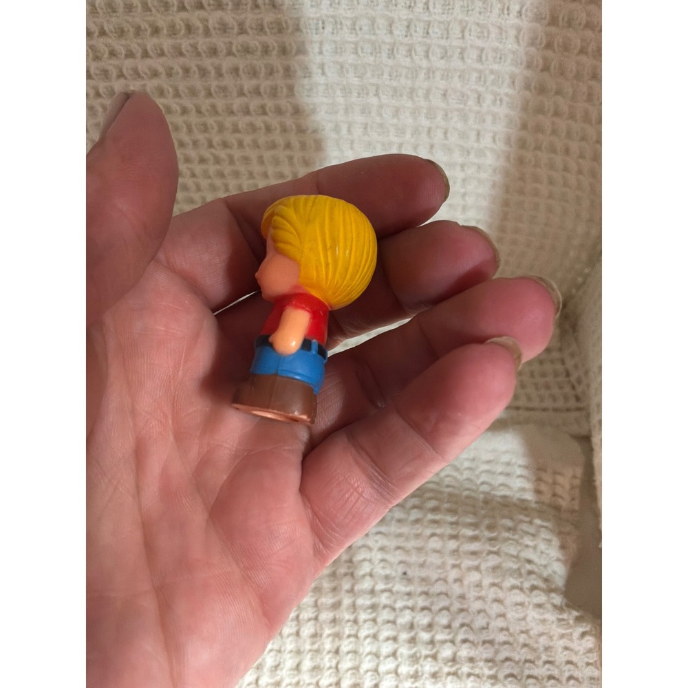 Vintage Unisex Tomy Pocket Toy Figure 1.5in Red Blue 1977 - Picture 2 of 5
